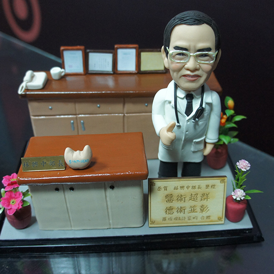 辦公室醫生公仔，想擁有一隻屬於自己的公仔嗎？只要提供照片，我們就能幫您製作完成哦！